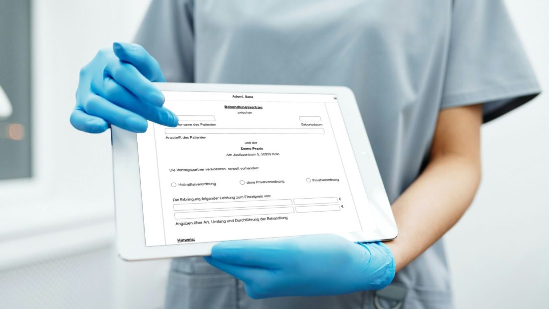 Digitale Patientenakte und DSGVO-konforme Dokumentenverwaltung auf einem Tablet für Therapeuten